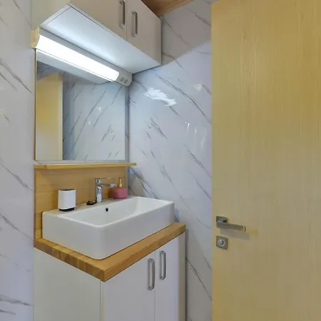 Mobil House Nevera 1 * Banj